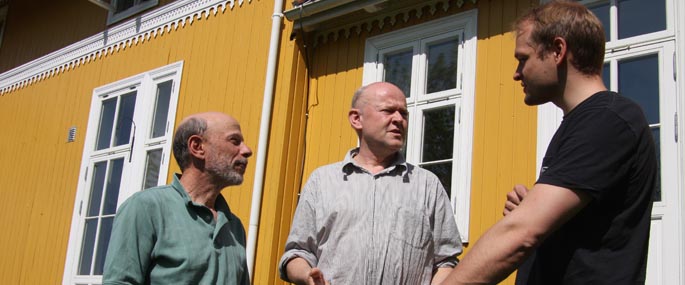 Wampold, Hoffart og Ulvenes foran Forskningsinstituttet