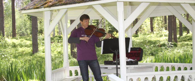 Fiolinspill i paviljongen