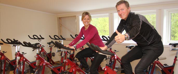 Bjørnar og Stina på spinningssykler