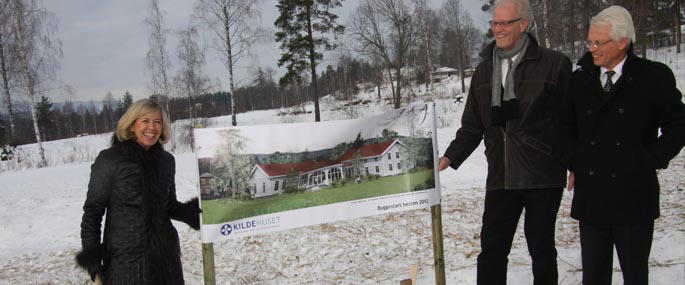 Helseminister Anne-Grete Strøm-Erichsen ved tegningen av Kildehuset