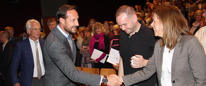 Kronprins Haakon hisler på Mona-Iren Hauge og Kristian Fjellanger