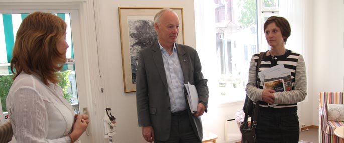 Per Olaf Lundteigen og Kjersti Toppe får omvisning