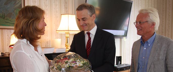 Ingunn Holbæk får blomster av Jonas Gahr Støre