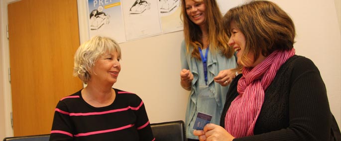 Toril Stevnebø, Kristin Tafjord Lærum og Helle Myrvik tester tale/lytte-teknikken