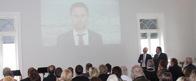 Helseminister Bent Høie hilser