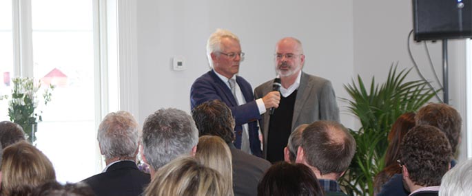 Klinikkdirektør Tron Svagård i samtale med adm.dir. Ole Johan Sandvand