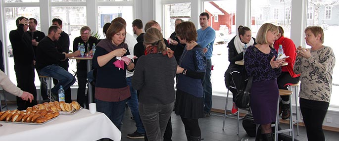 Mingling og lunsj i det åttekantede Kildebygget