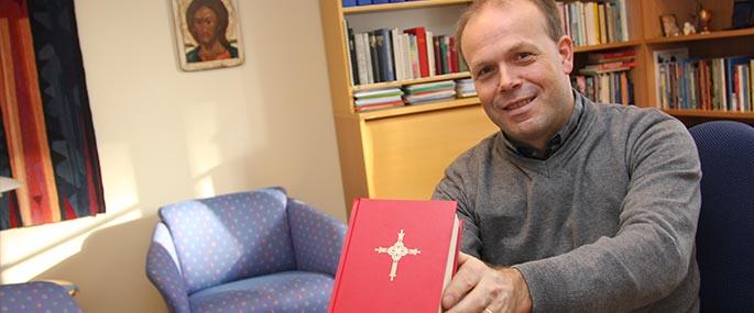 Jon-Erik Bråthen med den nye salmeboken