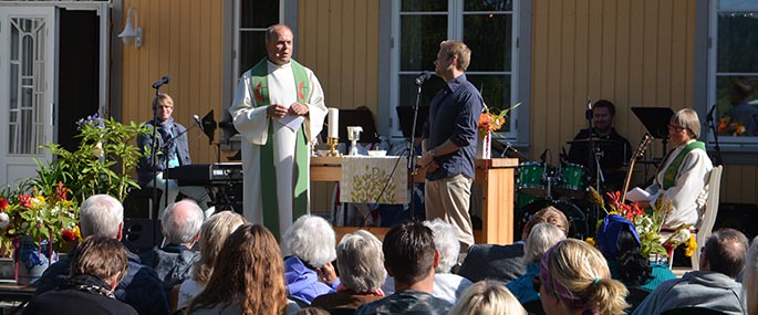 Sykehusprest Jon-Erik Bråthen i samtale med Christian Ingebrigtsen