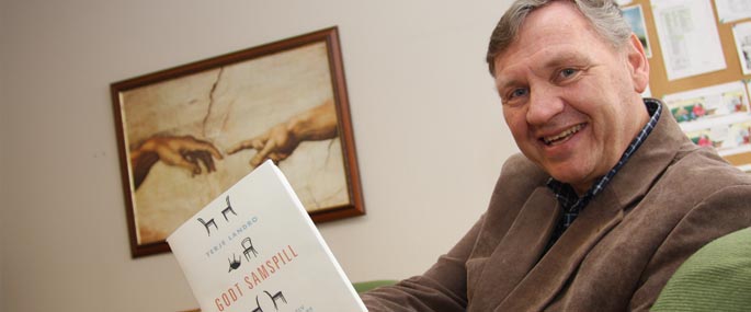 Terje Landro med sin nye bok: Godt samspill