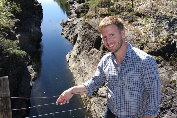 Psykolog og Ph.D-stipendiat Sverre Urnes Johnson ved Avdeling for angstlidelser (her fotografert på hengebrua ved Kaggefossen)jobber med angstpasienter og ønsker å sammenligne to typer behandling for å finne ut hvilken som gir best effekt. - Målet for forskningsprosjektet er å øke forståelsen og kunnskapen rundt behandling av sammensatte angstlidelser. Vi ønsker også å undersøke effektene av henholdsvis metakognitiv terapi og kognitiv terapi, sier Johnson. Badeliv nr 2/2013.