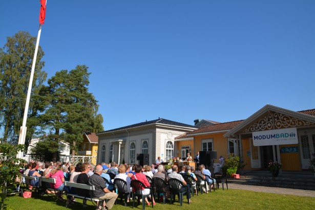 Modum Bad-dagen 2015.Maria Arredondo og Torstein Sødal synger og blir interjvuet av prest Jon-Erik Bråthen i gudstjenesten.