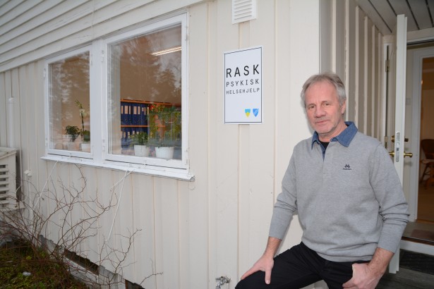 Rask psykisk helsehjelp har flyttet inn i nye lokaler ved innkjøringen til Modum Bad. Her er leder Egil Halleland avbildet foran bygget. Huset på haugen.