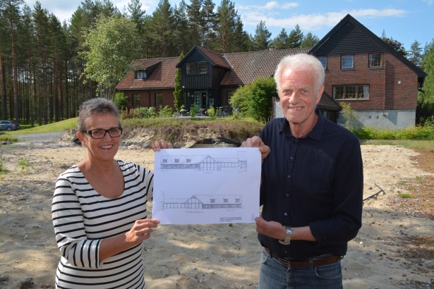 Institutt for Sjelesorg. Kristin Leite og Finn Ellingsrud med arkitekttegninger for nybygget.