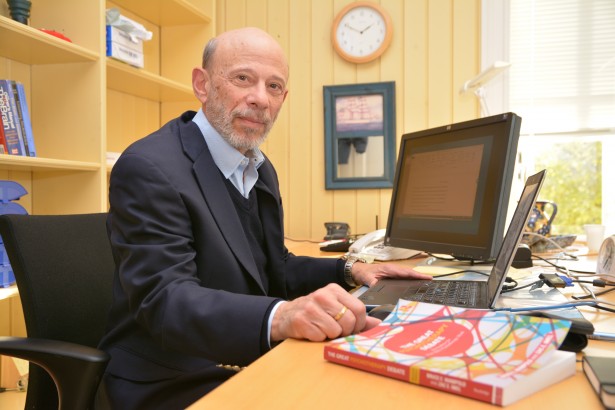 Forskningsleder Bruce Wampold med sin nye bok: The Great Psychotherapy Debate