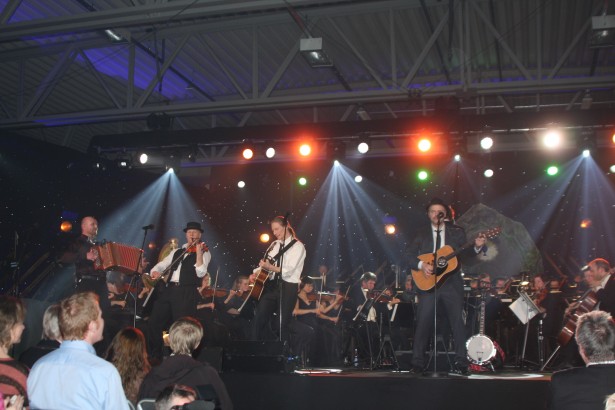 Fra KORK-konserten lørdag 8. mars i skiflyvningshallen, Vikersundbakken. Linn Skåber er programleder. Lars Bottolfs, Killiburne Brae og Erland Evjen er de lokale talentene som fikk spille med Kringkastingskorkesteret.