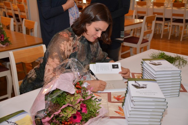 Forfatter Ruth Lillegraven (til høyre) presenterte den nye boken "Å lytte til hakkespetter - naturen som terapeut" sammen med prosjektleder Merete Henriksen (til venstre) fra Dinamo forlag og direktør Ole Johan Sandvand ved Modum Bad.