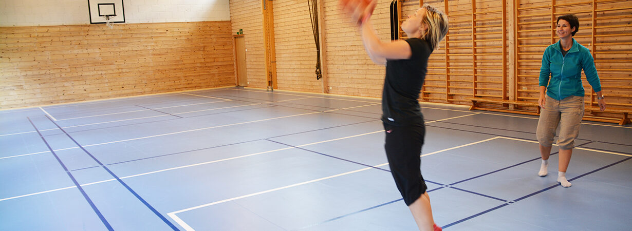 GYmsal Nytt gulv i gymsalen etter 40 år! Taraflec Sport m performance fra UNISPORT. Helsesportpedagogene Veslemøy Bråten og Marita Storholt gleder seg til å ta det i bruk!