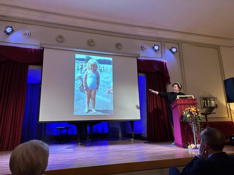Else Kåss Furuseth viser en barndomsbilde
