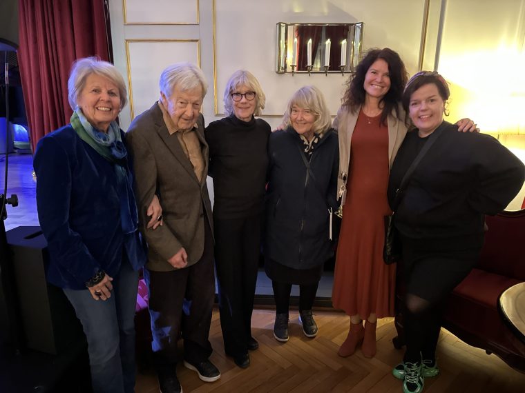 Direktør Kari-Jussie Lønning og Else Kåss Furuseth sammen med familien Johnsenog