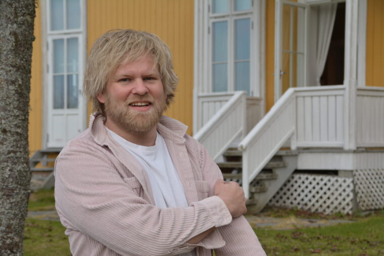 Lege og forsker Mikkel Eielsen foran Forskningsinstituttet på Modum Bad.