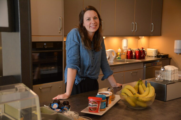 Hanna Punsvik Eielsen har forsket på spiseforstyrrelser. Her står hun i matsalen til Avdeling for spiseforstyrrelser.