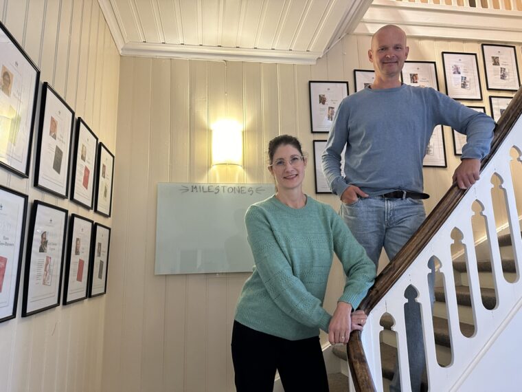 Karine Frost og Peter Sele i trappa på Villa Prins Carl -- Forskningsinstituttet på Modum Bad.