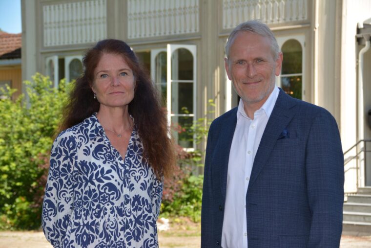 Administrerende direktør Kari-Jussie Lønning (til venstre) sammen med styreleder Kjetil Haga i parken på Modum Bad.
