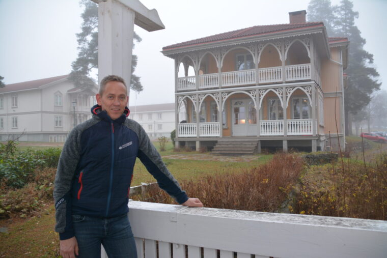 John-Erling Johansen foran Villa Nora hvor han var innlagt i 2021.