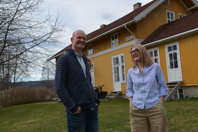 Peter Sele og KariAnne Vrabel foran Forskningsinstituttet på Modum Bad