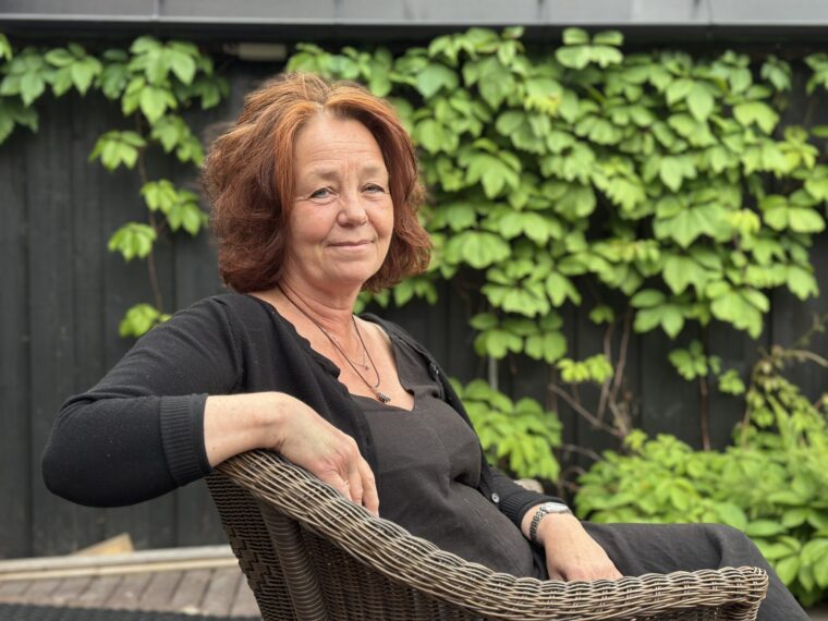 Anne Amlund Olafsbye sittende i en stol utenfor kurslokalet på Modum Bad.