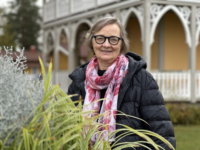 Nina Millestad foran Villa Nora på Modum Bad