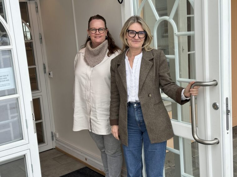 Stine Holthe og KariAnne Vrabel ved hovedinngangen på Modum Bad.