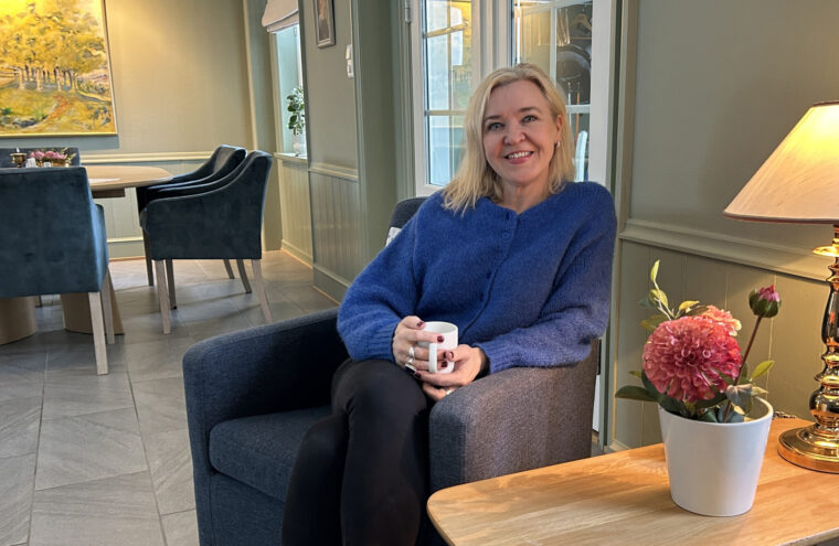 Thea Solbakken sitter i i en stol på Villa Competencia